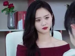 《从邂逅女总裁开始》：霸道女总裁爱上我？揭秘甜蜜爱情背后的职场生存法则！